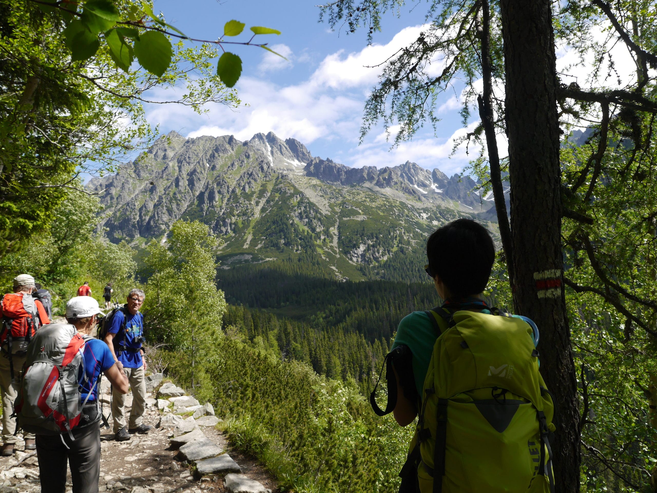 trekking en haute montagne sur sentier escarpé